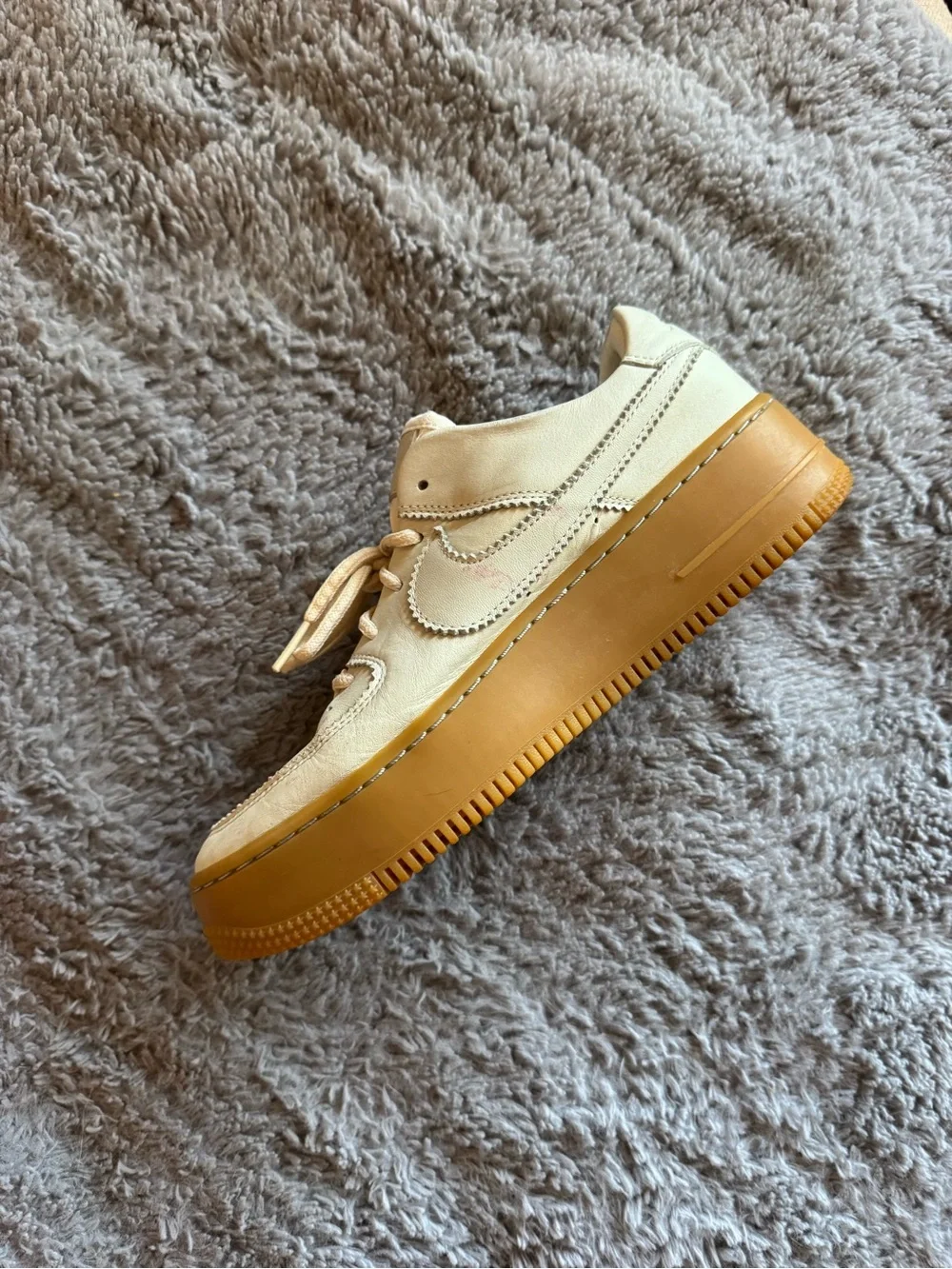 NIKE Women’s Air Force 1 Sage Low LX Platform Sneakers Size 9
